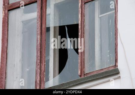 Abitazioni fatiscenti a Samara vetri rotti dalle finestre di un edificio abbandonato regione di Samara Samara Russia Copyright: XSvetlanaxVozmilovax Vozmi Foto Stock