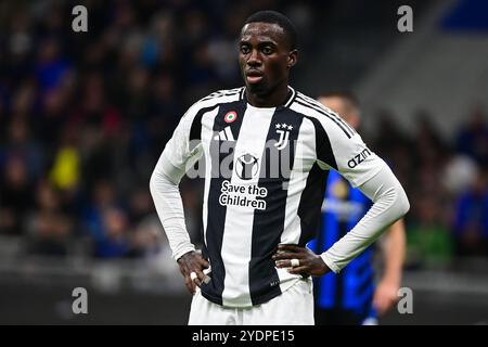 Timothy Weah della Juventus guarda durante la partita di calcio di serie A tra Inter Milan e Juventus FC allo Stadio San Siro di Milano, Italia, il 27 ottobre 2024 Credit: Piero Cruciatti/Alamy Live News Foto Stock