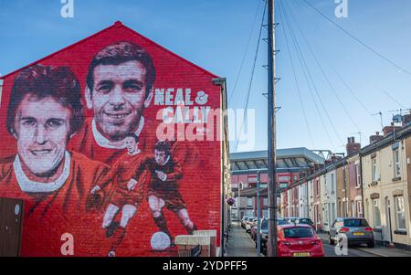 Primo piano del murale di Ian Callaghan e Phil Neal raffigurato il 27 ottobre 2024 alla fine di una fila di case a terrazza a Liverpool. Foto Stock