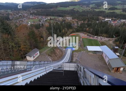 Hinterzarten, Germania. 27 ottobre 2024. Beste Aussichten bei der Schanzenführung anlässlich des 'Tag der offenen Tür' beim SC Hinterzarten für die Besucher. Aus der Perspektive des Skispringers bietet sich den Besuchern vom Anlaufturm ein herrlicher Ausblick über das Adler Skistadion und das Ortszentrum der Gemeinde Hinterzarten credito: dpa/Alamy Live News Foto Stock