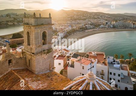 Paesaggio urbano di Peniscola visto dal castello di Papa Lunas, Comunità Valenciana, Spagna Foto Stock