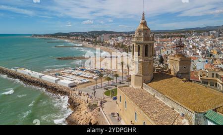 Vista aerea della città costiera di Sitges in Catalogna, Spagna Foto Stock