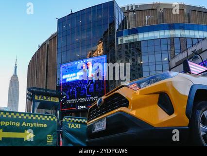 New York, Stati Uniti. 27 ottobre 2024. Il Madison Square Garden espone immagini dell'ex presidente Donald Trump in vista di una manifestazione di domenica 27 ottobre 2024 a New York. Il candidato presidenziale repubblicano Donald Trump sta organizzando una manifestazione al Madison Square Garden mentre le elezioni presidenziali degli Stati Uniti entreranno nei suoi ultimi 10 giorni. (Foto di Jen Golbeck/SOPA Images/Sipa USA) credito: SIPA USA/Alamy Live News Foto Stock