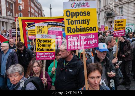 Londra, Regno Unito. 26 ottobre 2024. Gli anti-razzisti partecipano a Stand Up to Racism's Stop Tommy Robinson e alla contro-protesta di estrema destra. Una grande operazione di polizia assicurò che i sostenitori di Stephen Yaxley-Lennon, l'attivista di estrema destra meglio conosciuto come Tommy Robinson, che partecipava a una marcia separata, fossero tenuti separati dai contrapposti Stand Up to Racism. Yaxley-Lennon era stato rimesso in custodia il giorno precedente in attesa di un'udienza alla corte di Woolwich il 28 ottobre. Crediti: Mark Kerrison/Alamy Live News Foto Stock