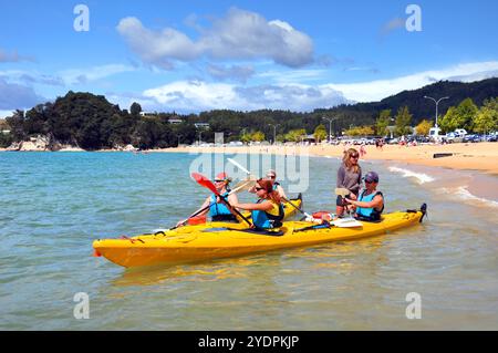 Kaiteriteri, nuova Zelanda - 22 gennaio 2012: Un istruttore mostra ai giovani come remare i loro kayak in preparazione per il loro viaggio nella famosa A Foto Stock