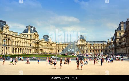 Parigi, Francia - Luglio 24, 2013: Panorama dei visitatori del Louvre Art Gallery in un caldo pomeriggio estivo a Parigi. Foto Stock