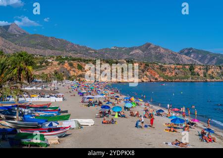 Spiaggia di Burriana Nerja Spagna Costa del Sol Andalusia con turisti e visitatori Foto Stock