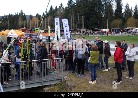 Hinterzarten, Germania. 27 ottobre 2024. Großer Andrang am 'Springer-Bähnle' anlässlich der Schanzenführung im Adler Skistadion beim 'Tag der offenen Tür' beim SC Hinterzarten credito: dpa/Alamy Live News Foto Stock