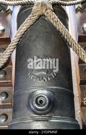 Cannon sul ponte di cannoni di El Galeón Andalucía, nave da esplorazione commerciale del XVI secolo, ormeggiata a St Katharine Docks, Londra, Inghilterra Foto Stock