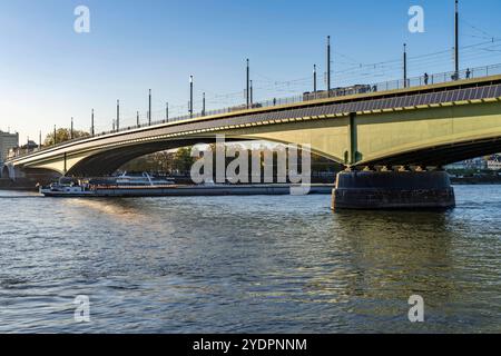 Die Kennedybrücke, mittlere der 3 Bonner Rheinbrücken, verbindet das Zentrum von Bonn und den Stadtteil Beuel, Bundesstraße B56, Stadtbahnlinien und Geh- und Radwege, Bonn NRW, Deutschland Kennedybrücke Foto Stock