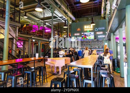Interno del bar Hala Świebodzki e Food Court all'interno dell'ex stazione ferroviaria di Wrocław Świebodzki, Wroclaw, Polonia Foto Stock