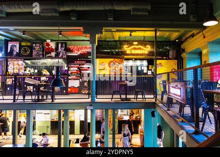 Interno del bar Hala Świebodzki e Food Court all'interno dell'ex stazione ferroviaria di Wrocław Świebodzki, Wroclaw, Polonia Foto Stock