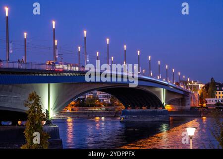 Die Kennedybrücke, mittlere der 3 Bonner Rheinbrücken, verbindet das Zentrum von Bonn und den Stadtteil Beuel, Bundesstraße B56, Stadtbahnlinien und Geh- und Radwege, Bonn NRW, Deutschland Kennedybrücke Foto Stock