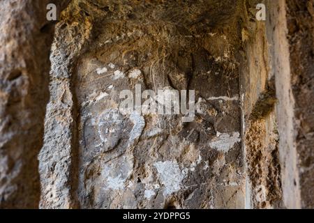 Rilievi in pietra scolpita nella scogliera vicino alle antiche tombe di roccia a Tlos, Turchia Foto Stock