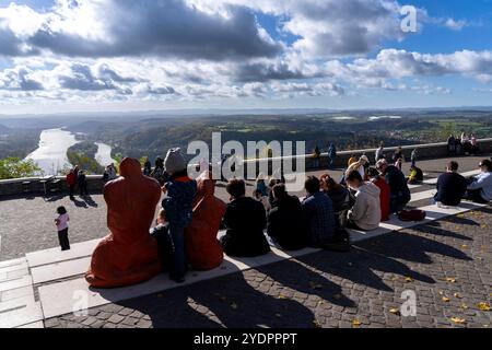 Blick vom Drachenfelsplateau, auf den Rhein nach Süden, Touristen, der Drachenfels ist ein Berg im Siebengebirge am Rhein zwischen Bad Honnef und Königswinter, NRW, Deutschland, Drachenfels *** Vista dall'altopiano del Drachenfels, sul Reno a sud Königswinter, turisti Foto Stock