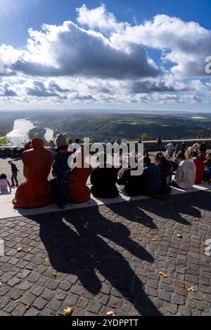 Blick vom Drachenfelsplateau, auf den Rhein nach Süden, Touristen, der Drachenfels ist ein Berg im Siebengebirge am Rhein zwischen Bad Honnef und Königswinter, NRW, Deutschland, Drachenfels *** Vista dall'altopiano del Drachenfels, sul Reno a sud Königswinter, turisti Foto Stock