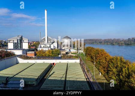 Kommunale Kläranlage am Salierweg im Norden von Bonn, direkt am Rhein, klärt die Abwässer von über 20 Bonner Ortsteilen, mit Klärschlammverbrennungsanlage, NRW, Deutschland Kläranlage Bonn *** impianto municipale di depurazione di Salierweg, a nord di Bonn, direttamente sul Reno, tratta le acque reflue provenienti da oltre 20 distretti di Bonn, con impianto di incenerimento dei fanghi di depurazione, NRW, Germania Bonn Foto Stock