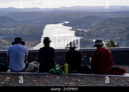 Blick vom Drachenfelsplateau, auf den Rhein nach Süden, Touristen, der Drachenfels ist ein Berg im Siebengebirge am Rhein zwischen Bad Honnef und Königswinter, NRW, Deutschland, Drachenfels *** Vista dall'altopiano del Drachenfels, sul Reno a sud Königswinter, turisti Foto Stock