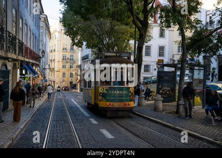 Lisbona, Portogallo. 27 ottobre 2024. Si vede un tram che attraversa una delle strade del quartiere storico di Baixa a Lisbona. (Credit Image: © Jorge Castellanos/SOPA Images via ZUMA Press Wire) SOLO PER USO EDITORIALE! Non per USO commerciale! Foto Stock