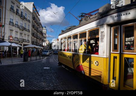 Lisbona, Portogallo. 27 ottobre 2024. Si vede un tram che attraversa una delle strade del quartiere storico di Baixa a Lisbona. (Credit Image: © Jorge Castellanos/SOPA Images via ZUMA Press Wire) SOLO PER USO EDITORIALE! Non per USO commerciale! Foto Stock