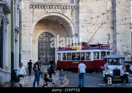 Lisbona, Portogallo. 27 ottobre 2024. Si vede un tram che attraversa una delle strade del quartiere storico di Baixa a Lisbona. (Credit Image: © Jorge Castellanos/SOPA Images via ZUMA Press Wire) SOLO PER USO EDITORIALE! Non per USO commerciale! Foto Stock