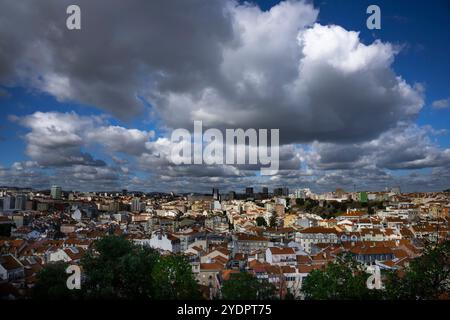 Lisbona, Portogallo. 27 ottobre 2024. Vista panoramica di Lisbona dal punto panoramico di Penha de Franca. (Credit Image: © Jorge Castellanos/SOPA Images via ZUMA Press Wire) SOLO PER USO EDITORIALE! Non per USO commerciale! Foto Stock