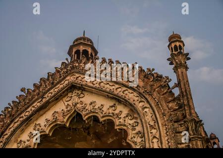 Rumi Darwaza anche conosciuto come porta turca in Lucknow è un antico fortilizio di architettura Awadhi in India Foto Stock