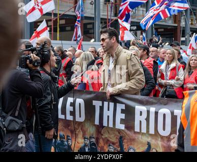 Interviste ai media pro manifestante del regno unito davanti alla marcia Pro-UK approvata da Tommy Robinson, 26 ottobre 2024, nel centro di Londra. REGNO UNITO. Politica britannica Foto Stock