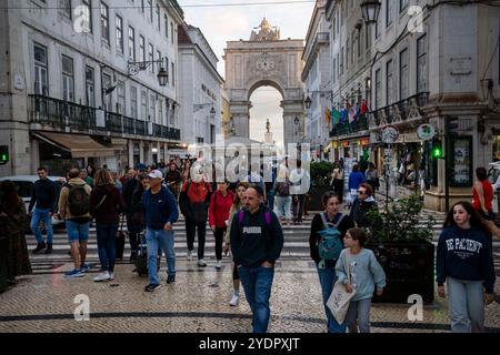 Lisbona, Portogallo. 27 ottobre 2024. La gente cammina lungo una delle strade del quartiere storico di Baixa a Lisbona. (Foto di Jorge Castellanos/SOPA Images/Sipa USA) credito: SIPA USA/Alamy Live News Foto Stock