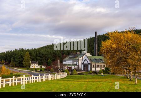 27 ottobre 2024. La distilleria Tormore, Moray, Scozia. Questa è la distilleria Tormore, vicino a Grantown a Spey, Moray, Scozia, in una bassa giornata di sole ad Au Foto Stock