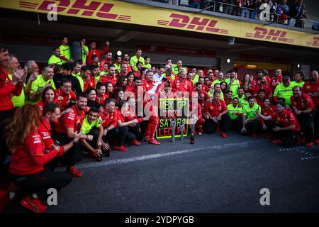 Città del Messico, Mexique. 28 ottobre 2024. Scuderia Ferrari celebrazione vincitrice, SAINZ Carlos (spa), Scuderia Ferrari SF-24, ritratto durante il Gran Premio de la Ciudad de Mexico 2024 di Formula 1, 20° round del Campionato del mondo di Formula 1 2024 dal 25 al 27 ottobre 2024 sull'autodromo Hermanos Rodriguez, città del Messico, Messico - foto Eric Alonso/DPPI credito: DPPI Media/Alamy Live News Foto Stock