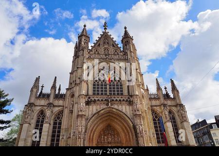 Vista frontale della chiesa belga di nostra Beata Signora del Sablon (Notre Dame du Sablon) contro un cielo azzurro nuvoloso a Bruxelles, Belgio. Foto Stock