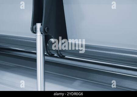 Un tubo metallico con un bullone sull'estremità Il bullone è piegato e anche il tubo è piegato Foto Stock