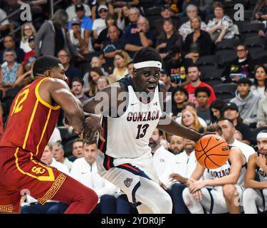 Menifee, California, Stati Uniti. 26 ottobre 2024. Graham Ike (13), attaccante Gonzaga, guida verso il cestino contro la difesa dell'attaccante dell'Università della California meridionale Rashaun Agee (Credit Image: © Ardie Crenshaw/ZUMA Press Wire) SOLO PER USO EDITORIALE! Non per USO commerciale! Foto Stock