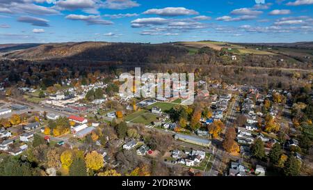 Foto aerea del fogliame autunnale che circonda il villaggio di Homer, Cortland County, New York State, ottobre 2024. Foto Stock