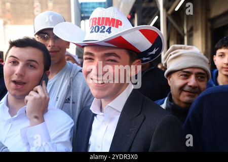 Il sostenitore di Trump Sam Williams del New Jersey è in fila in attesa di entrare per la manifestazione della campagna elettorale per il candidato presidenziale repubblicano, l'ex presidente Donald Trump al Madison Square Garden di New York, N.Y., domenica 27 ottobre 2024. (Foto: Gordon Donovan) Foto Stock