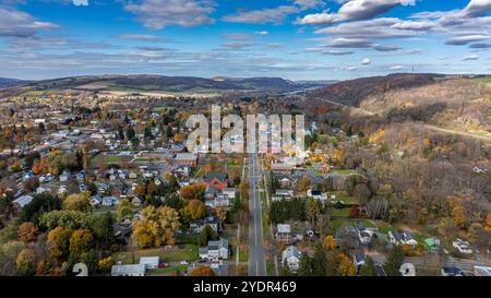 Foto aerea del fogliame autunnale che circonda il villaggio di Homer, Cortland County, New York State, ottobre 2024. Foto Stock