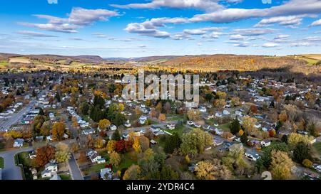 Foto aerea del fogliame autunnale che circonda il villaggio di Homer, Cortland County, New York State, ottobre 2024. Foto Stock