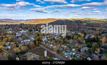 Foto aerea del fogliame autunnale che circonda il villaggio di Homer, Cortland County, New York State, ottobre 2024. Foto Stock