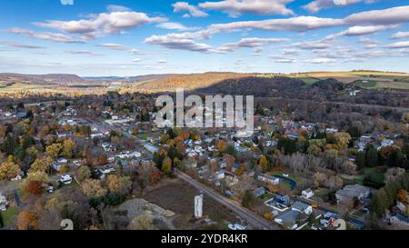 Foto aerea del fogliame autunnale che circonda il villaggio di Homer, Cortland County, New York State, ottobre 2024. Foto Stock