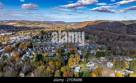 Foto aerea del fogliame autunnale che circonda il villaggio di Homer, Cortland County, New York State, ottobre 2024. Foto Stock