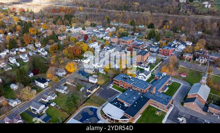 Foto aerea del fogliame autunnale che circonda il villaggio di Homer, Cortland County, New York State, ottobre 2024. Foto Stock