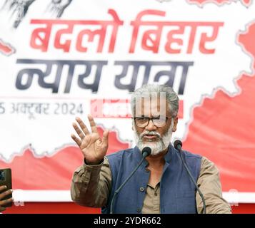 Patna, India. 27 ottobre 2024. PATNA, INDIA - OTTOBRE 27: Il segretario generale del CPI-ML Dipankar Bhattacharya si rivolge durante "Badlo Bihar Nyay Sammelan" al Millar School Ground il 27 ottobre 2024 a Patna, India. (Foto di Santosh Kumar/Hindustan Times/Sipa USA ) credito: SIPA USA/Alamy Live News Foto Stock