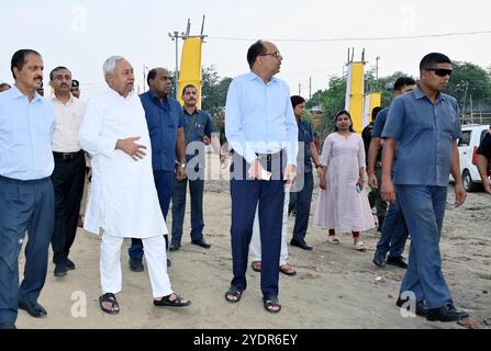 Patna, India. 27 ottobre 2024. PATNA, INDIA - OTTOBRE 27: Il primo ministro del Bihar Nbianc Kumar ispeziona diversi ghat sulla riva del fiume Ganga in vista del festival Chhath Puja il 27 ottobre 2024 a Patna, India. (Foto di Santosh Kumar/Hindustan Times/Sipa USA ) credito: SIPA USA/Alamy Live News Foto Stock