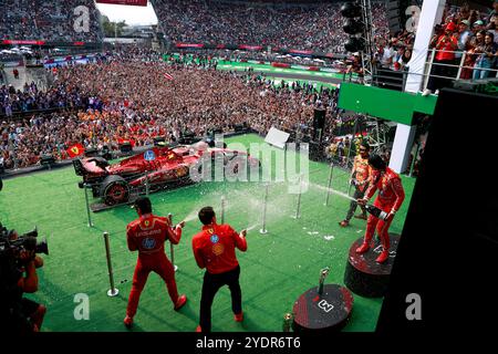 Città del Messico, Mexique. 28 ottobre 2024. SAINZ Carlos (spa), Scuderia Ferrari SF-24, celebrazione del podio ritratto durante la Formula 1 Gran Premio de la Ciudad de Mexico 2024, 20° round del Campionato del mondo di Formula 1 2024 dal 25 al 27 ottobre 2024 sull'autodromo Hermanos Rodriguez, città del Messico, Messico - foto DPPI credito: DPPI Media/Alamy Live News Foto Stock