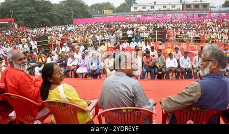 Patna, India. 27 ottobre 2024. PATNA, INDIA - OTTOBRE 27: Il segretario generale del CPI-ML Dipankar Bhattacharya si rivolge durante "Badlo Bihar Nyay Sammelan" al Millar School Ground il 27 ottobre 2024 a Patna, India. (Foto di Santosh Kumar/Hindustan Times/Sipa USA ) credito: SIPA USA/Alamy Live News Foto Stock