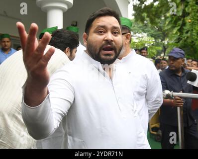 Patna, India. 27 ottobre 2024. PATNA, INDIA - OTTOBRE 27: Il leader della RJD Tejashwi Yadav parla con i media al 10, Circular Road il 27 ottobre 2024 a Patna, India. (Foto di Santosh Kumar/Hindustan Times/Sipa USA ) credito: SIPA USA/Alamy Live News Foto Stock