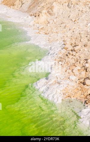 Primo piano sull'acqua salata e smeraldo di Qarhan o sul lago Chaerhan intorno alla città di Golmud, Qinghai, Cina, sfondo con spazio per testo Foto Stock