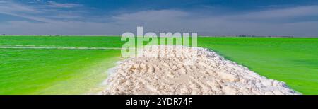 Penisola salina circondata dalle acque smeraldo del lago Qarhan nel Golmud, Qinghai, Cina, sfondo blu del cielo, spazio per copiare il testo Foto Stock