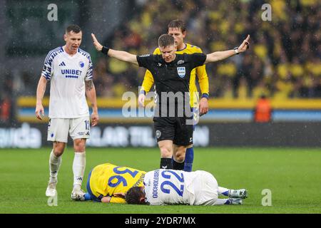 Broendby, Danimarca. 27 ottobre 2024. L'arbitro Jakob Sundberg ha visto durante il 3F Superliga match tra Broendby IF e FC Copenhagen al Brondby Stadion di Brondby. Foto Stock